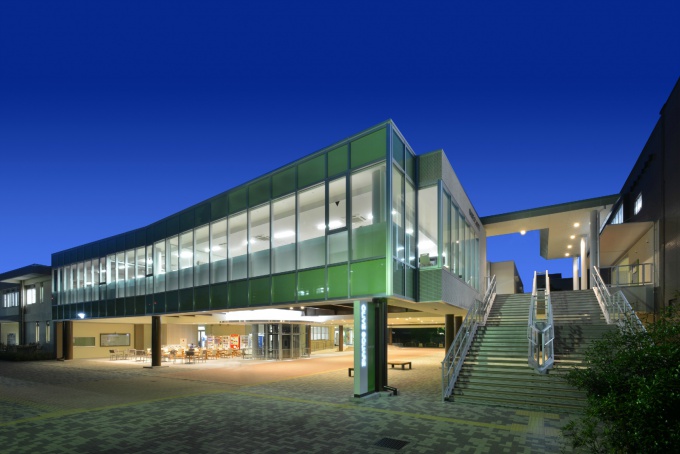 香川大学図書館改修・交流プラザ外観夕景