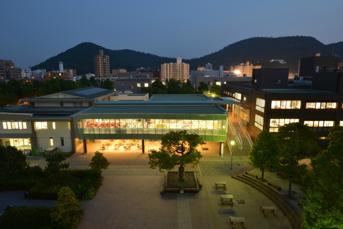 香川大学図書館改修・交流プラザ外観夕景