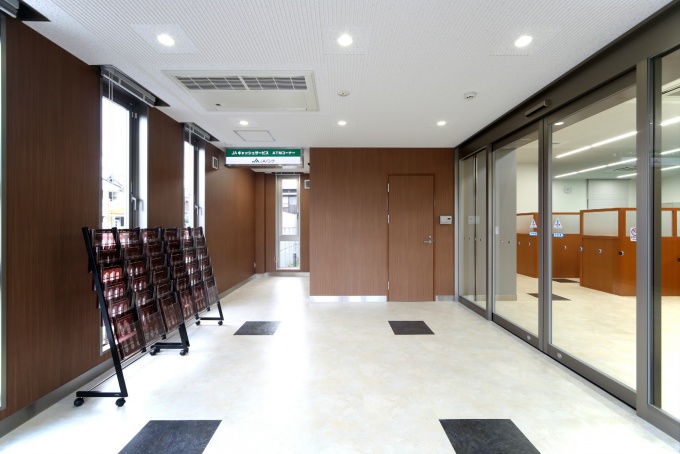 JA香川県　三野支店　1階風除室